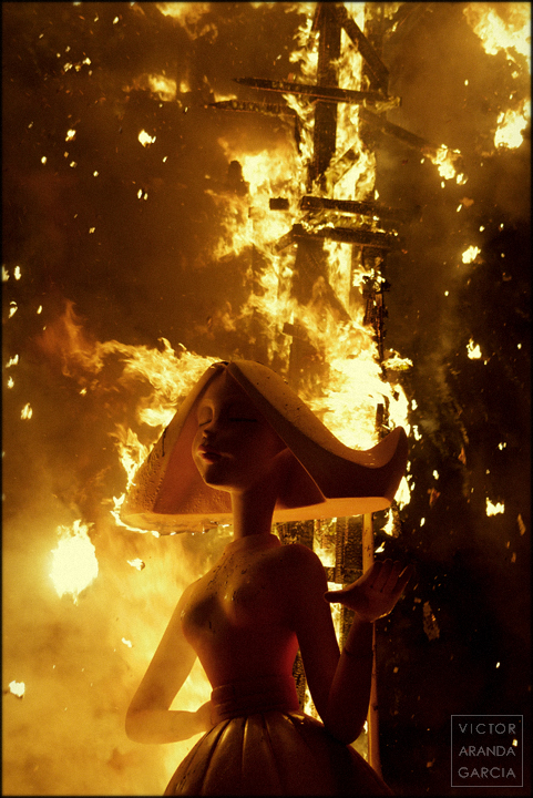 Fotografía de un ninot con el fuego de las fallas de Valencia en la noche de la cremá