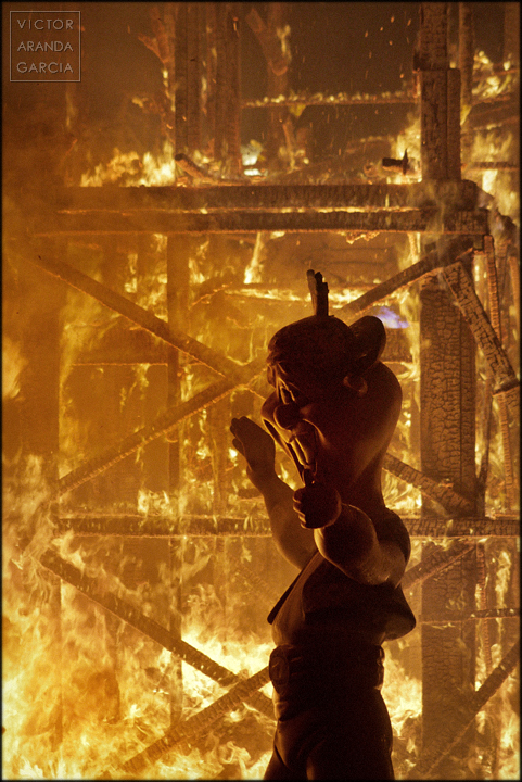 Fotografía de un ninot con el fuego de las fallas de Valencia en la noche de la cremá