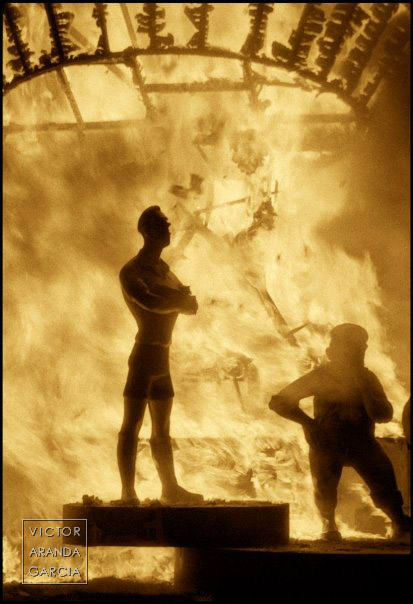 Fotografía artística de las fallas de Valencia con fuego