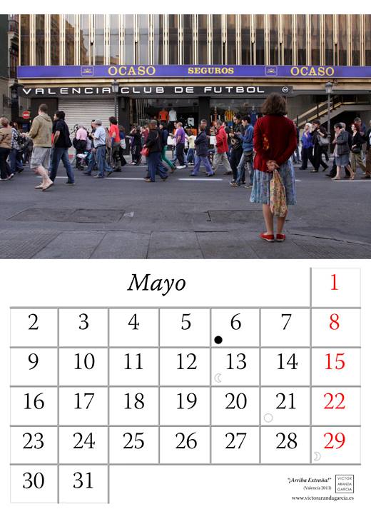 Página del calendario con el diseño y una fotografía de la serie ¡Arriba Extraña!