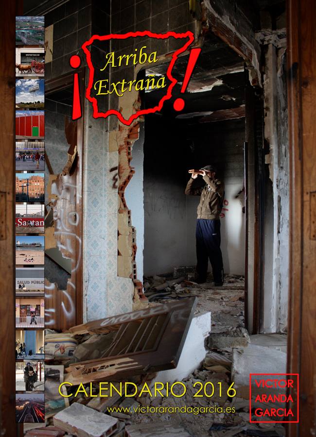 Portada del calendario con una muestra de las fotografías incluídas a la izquierda y una foto de un hombre mirando a través de un ladrillo en una casa en ruinas