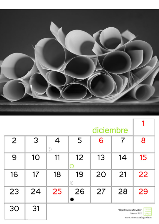 Página del calendario con una fotografía de papeles amontonados haciendo formas curvas en blanco y negro