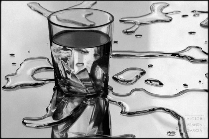 Fotografía de un vaso a contraluz con agua