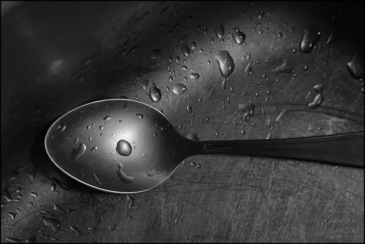Fotografía de una cuchara en una pila húmeda