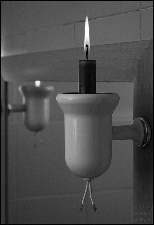 Fotografía artística de una vela en una lámpara